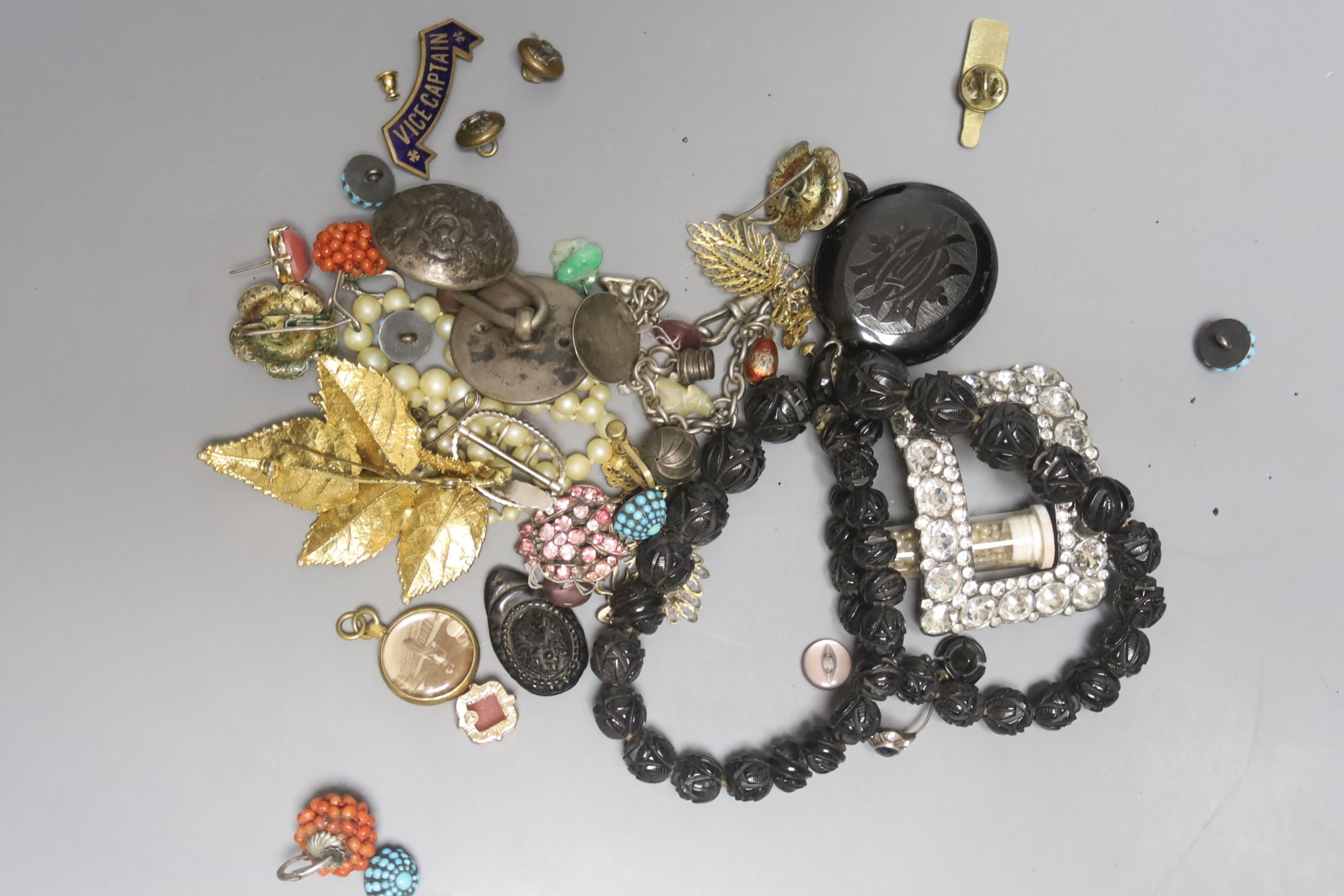 Assorted costume jewellery.